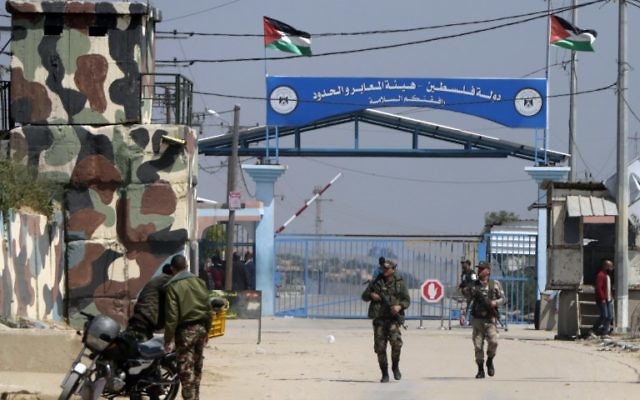 Les forces de sécurité du Hamas au point de passage d'Erez, dans le nord de la bande de Gaza, après sa fermeture par le mouvement terroriste, le 26 mars 2017. (Crédit : Mahmud Hams/AFP)