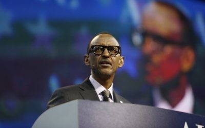 Le président du Rwanda Paul Kagame devant la conférence politique annuelle de l'AIPAC, à Washington, D.C., le 26 mars 2017. (Crédit : Andrew Biraj/AFP)