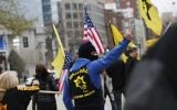 Un activiste de la Jewish Defense League devant le centre de conférence de Washington où est organisée la conférence politique annuelle de l'AIPAC, le 26 mars 2017. (Crédit : Andrew Biraj/AFP)