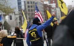 Un activiste de la Jewish Defense League devant le centre de conférence de Washington où est organisée la conférence politique annuelle de l'AIPAC, le 26 mars 2017. (Crédit : Andrew Biraj/AFP)