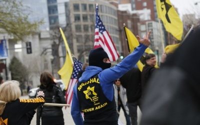 Un activiste de la Jewish Defense League devant le centre de conférence de Washington où est organisée la conférence politique annuelle de l'AIPAC, le 26 mars 2017. (Crédit : Andrew Biraj/AFP)