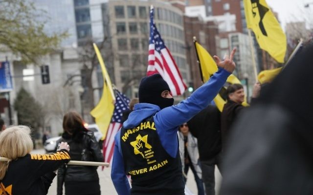 Un activiste de la Jewish Defense League devant le centre de conférence de Washington où est organisée la conférence politique annuelle de l'AIPAC, le 26 mars 2017. (Crédit : Andrew Biraj/AFP) Un activiste de la Jewish Defense League devant le centre de conférence de Washington où est organisée la conférence politique annuelle de l'AIPAC, le 26 mars 2017. (Crédit : Andrew Biraj/AFP)