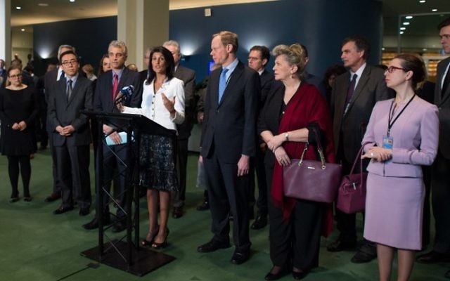 Nikki Haley, ambassadrice américaine auprès des Nations unies, au centre, à New York, le 27 mars 2017. (Crédit : Don Emmert/AFP) Nikki Haley, ambassadrice américaine auprès des Nations unies, au centre, à New York, le 27 mars 2017. (Crédit : Don Emmert/AFP)