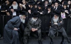 Manifestation de Juifs ultra-orthodoxes contre le service militaire, dans le centre de Jérusalem, le 28 mars 2017. (Crédit : Menahem Kahana/AFP)
