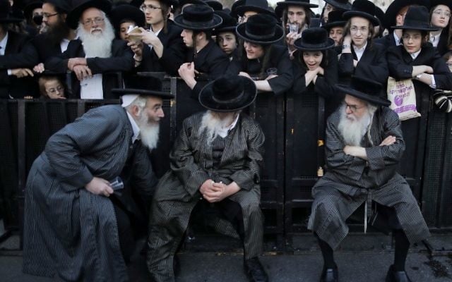 Manifestation de Juifs ultra-orthodoxes contre le service militaire, dans le centre de Jérusalem, le 28 mars 2017. (Crédit : Menahem Kahana/AFP)