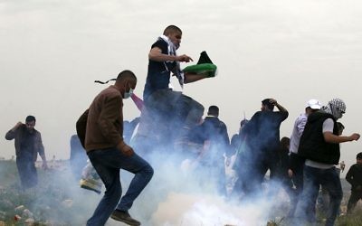 Illustration : Des Palestiniens pendant la Journée de la Terre, dans le village de Madama, au sud de Naplouse, en Cisjordanie, le 30 mars 2017. (Crédit : Jaafar Ashtiyeh/AFP)