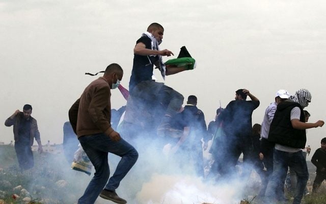 Illustration : Des Palestiniens pendant la Journée de la Terre, dans le village de Madama, au sud de Naplouse, en Cisjordanie, le 30 mars 2017. (Crédit : Jaafar Ashtiyeh/AFP) Illustration : Des Palestiniens pendant la Journée de la Terre, dans le village de Madama, au sud de Naplouse, en Cisjordanie, le 30 mars 2017. (Crédit : Jaafar Ashtiyeh/AFP)