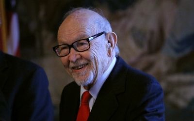 Justus Rosenberg avant de recevoir la médaille d'honneur de la légion française de l'ambassadeur de France aux États-Unis Gerard Araud au consulat de France le 30 mars 2017 à New York, États-Unis. (Crédit : AFP PHOTO / KENA BETANCUR)