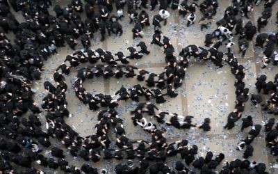 Des centaines de manifestants ultra-orthodoxes se sont rassemblés le 2 mars 2014 à Jérusalem pour protester contre l'enrôlement militaire. (Crédit : AFP/Menahem Kahana)