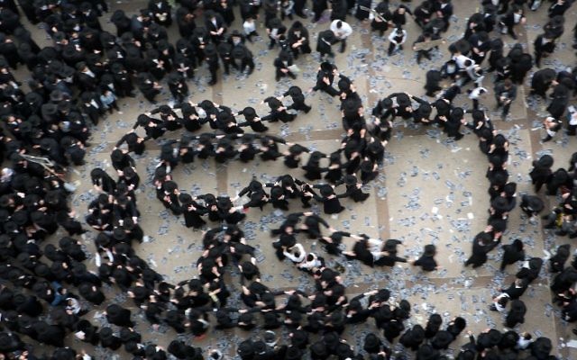 Des centaines de manifestants ultra-orthodoxes se sont rassemblés le 2 mars 2014 à Jérusalem pour protester contre l'enrôlement militaire. (Crédit : AFP/Menahem Kahana)