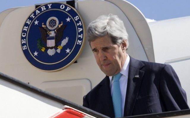 Le secrétaire d'Etat américain John Kerry arrive à Amman, capitale de la Jordanie, le 26 mars 2014 (Crédit : Jacquelyn Martin-Pool/AFP) Le secrétaire d'Etat américain John Kerry arrive à Amman, capitale de la Jordanie, le 26 mars 2014 (Crédit : Jacquelyn Martin-Pool/AFP)