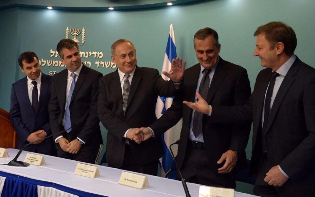 Le Premier ministre Benjamin Netanyahu, (3e à gauche), avec le président directeur général d' Intel Corp., Brian Krzanich, (à sa gauche), et les fondateurs de Mobileye Amnon Shashua  et Ziv Aviram , (1er à gauche et 1er à droite).  (Crédit : Haim Zach/GPO)