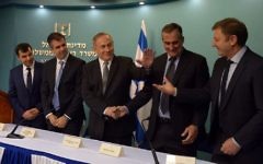 Le Premier ministre Benjamin Netanyahu, (3e à gauche), avec le président directeur général d' Intel Corp., Brian Krzanich, (à sa gauche), et les fondateurs de Mobileye Amnon Shashua  et Ziv Aviram , (1er à gauche et 1er à droite).  (Crédit : Haim Zach/GPO)