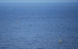 Les bouées marquant la frontière maritime entre Israël et le Liban sur la mer Méditerranée. (Crédit : Chadica/CC-BY/Flickr)