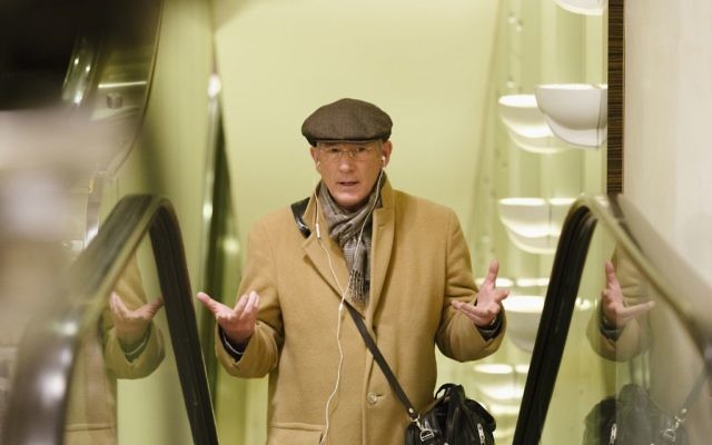 Richard Gere joue Norman, un escroc malchanceux qui est le rôle principal du dernier film de Joseph Cedar. (Crédit : Sony Pictures Classics)