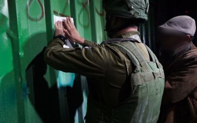 Des soldats israéliens scellent un atelier qui servirait à la fabrication d'armes illégales en Cisjordanie, le 29 mars 2017. (Crédit : unité des porte-paroles de l'armée israélienne)