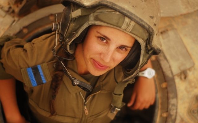 Une instructrice sortant d'un tank au cours d'un exercice le 4 mai 2012 (Crédit Unité des Porte-paroles de l'armée / Flickr) Une instructrice sortant d'un tank au cours d'un exercice le 4 mai 2012 (Crédit Unité des Porte-paroles de l'armée / Flickr)