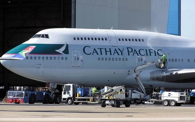 Un Boeing 747-400 (B-HUD) de la compagnie Cathay Pacific en train d'être nettoyé dans la zone de maintenance à l'aéroport de Londres (Heathrow), en Angleterre (Crédit : domaine public) Un Boeing 747-400 (B-HUD) de la compagnie Cathay Pacific en train d'être nettoyé dans la zone de maintenance à l'aéroport de Londres (Heathrow), en Angleterre (Crédit : domaine public)