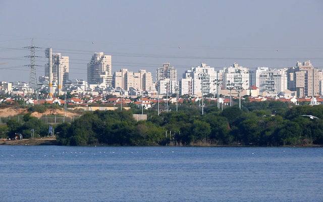 Illustration. Vue de la ville et du lac de Rishon Lezion. (Crédit : CC BY SA 3.0)