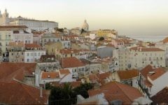 Une vue du quartier Alfama depuis Miradouro de Santa Luzia. (Crédit : CC BY 2.0 Miguel Vieira/Wikipedia)