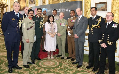 La barone Sayeeda Warsi, au centre, lors d'une cérémonie commémorant les 175 hommes d'outre-mer qui ont remporté l'honneur militaire le plus élevé de la Grande-Bretagne, la Croix de Victoria, pour leur service pendant la Première Guerre mondiale, le 26 juin 2014 (Crédit : Foreign and Commonwealth Office / Wikipedia)