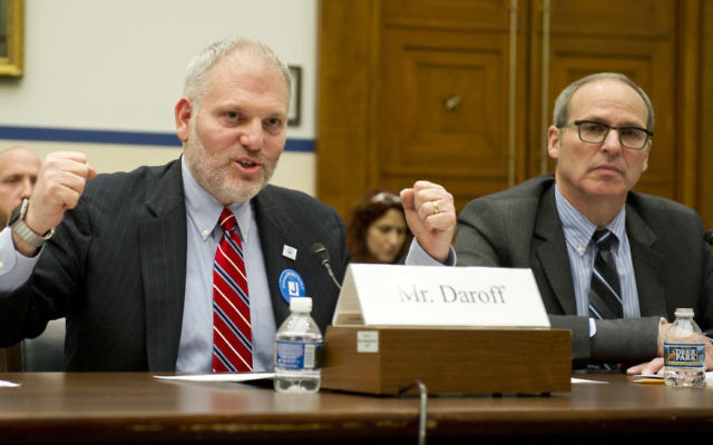 William Daroff, à gauche, le directeur à Washington des Fédérations juives d'Amérique du nord, et Michael Feinstein, directeur d'un centre communautaire juif de la banlieue de Washington, témoignent devant un sous-comité de la Chambre, le 16 mars 2017 (Crédit : Ron Sachs) William Daroff, à gauche, le directeur à Washington des Fédérations juives d'Amérique du nord, et Michael Feinstein, directeur d'un centre communautaire juif de la banlieue de Washington, témoignent devant un sous-comité de la Chambre, le 16 mars 2017 (Crédit : Ron Sachs)