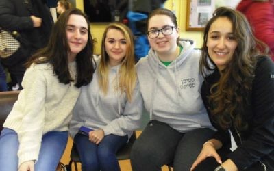 Les membres de l'Israel Society de la Maynooth University Sonia Tagamlitsky, Louiza Vasiliu, Enya Harrison et Sara Epstein. (Crédit : Michael Riordan/Times of Israel)