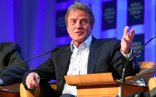 Bernard_Kouchner au Forum Économique Mondial à Davos en 2008 (Crédit : wikipedia communs/ CC BY 2.0)