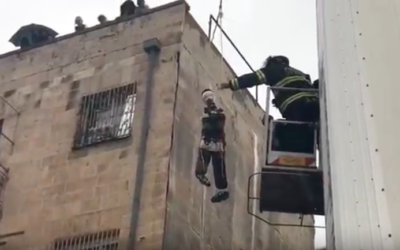 Des Juifs ultra-orthodoxes ont symboliquement pendu des mannequins de soldats dans les rues d'un quartier religieux de Jérusalem, le 13 mars 2017. (Crédit : capture d'écran YouTube)