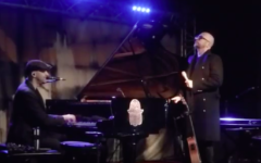 Pascal Obispo a surpris les ans d'Idan Raichel en se produisant aux côtés de la star israélienne sur la scène du New Morning (Crédit : capture d'écran YouTube)