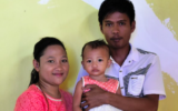 Salsa Djafar avec ses parents, Arjun Djafar (droite) et Rosna Djafar (gauche), avant de procéder à l'excision du bébé à Garantalo, en Indonésie, le 20 février 2017. (Crédit : AFP / BAY ISMOYO)