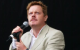 Eddie Izzard en 2005 (Crédit : Dave Morris/cc-by-2.0)