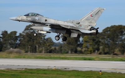 Un avion de chasse F-16 de l'armée de l'air des Emirats arabes unis pendant un exercice en Grèce, où participe également l'armée de l'air israélienne, le 27 mars 2017. (Crédit : Armée de l'air grecque)
