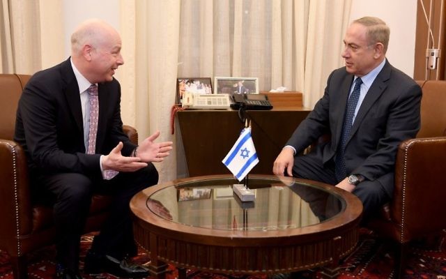 Jason Greenblatt, conseiller du président américain Donald Trump, et le Premier ministre Benjamin Netanyahu, à Jérusalem, le 13 mars 2017. (Crédit : Matty Stern/ambassade américaine de Tel Aviv) Jason Greenblatt, conseiller du président américain Donald Trump, et le Premier ministre Benjamin Netanyahu, à Jérusalem, le 13 mars 2017. (Crédit : Matty Stern/ambassade américaine de Tel Aviv)