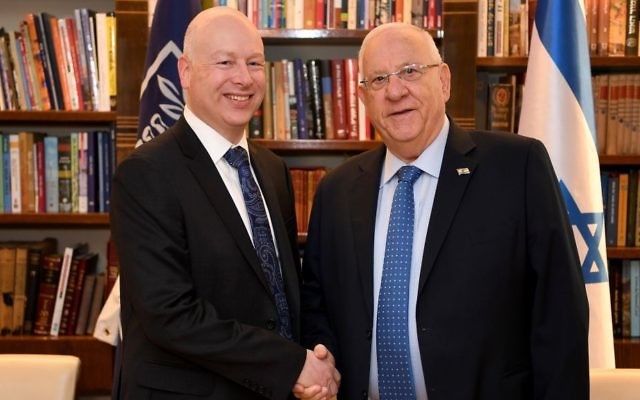 Jason Greenblatt, le représentant spécial du président américain Donald Trump pour les négociations internationales, et le président Reuven Rivlin, à Jérusalem, le 15 mars 2017. (Crédit : Matty Stern/ambassade américaine de Tel Aviv) Jason Greenblatt, le représentant spécial du président américain Donald Trump pour les négociations internationales, et le président Reuven Rivlin, à Jérusalem, le 15 mars 2017. (Crédit : Matty Stern/ambassade américaine de Tel Aviv)