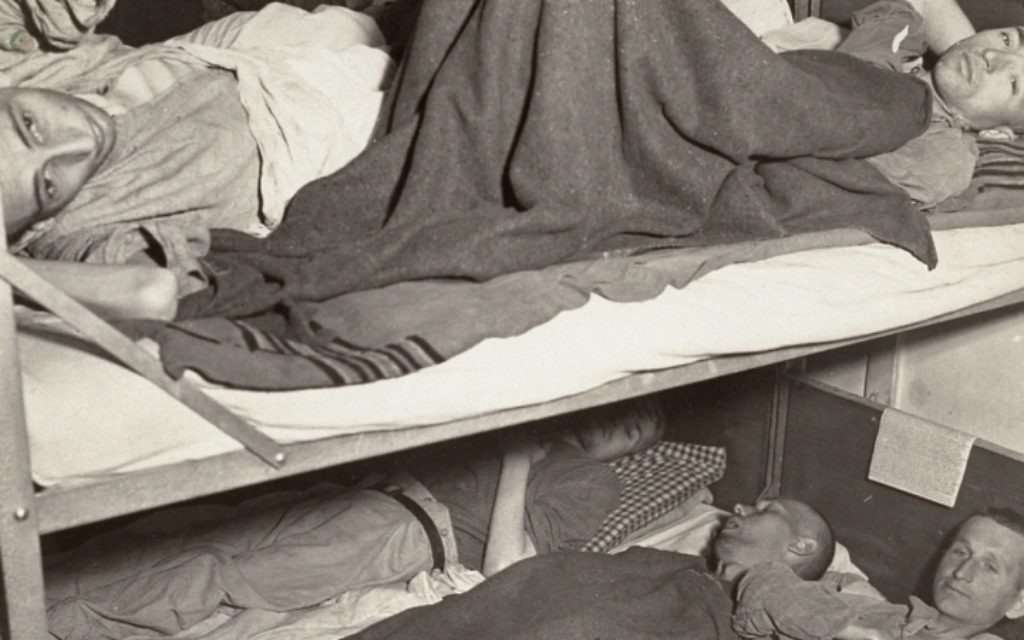 Survivants de l'Holocauste à l'hôpital après la libération à Dachau, en Allemagne, vers avril mai 1945. (Crédit : musée mémorial de l'Holocauste des Etats-Unis/autorisation de Francis Robert Arzt) Survivants de l'Holocauste à l'hôpital après la libération à Dachau, en Allemagne, vers avril mai 1945. (Crédit : musée mémorial de l'Holocauste des Etats-Unis/autorisation de Francis Robert Arzt)