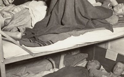 Survivants de l'Holocauste à l'hôpital après la libération à Dachau, en Allemagne, vers avril mai 1945. (Crédit : musée mémorial de l'Holocauste des Etats-Unis/autorisation de Francis Robert Arzt)