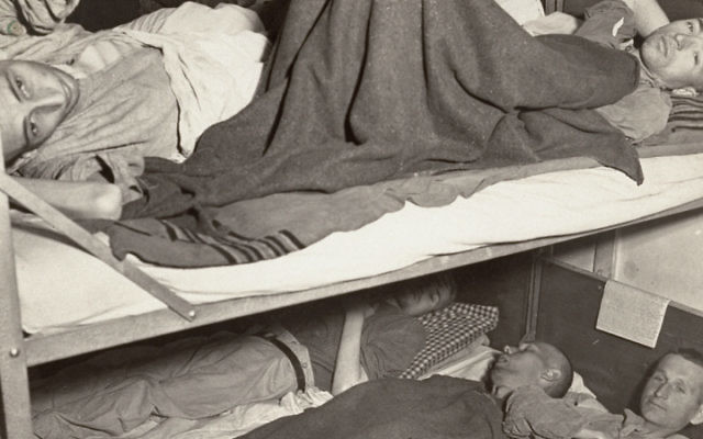 Survivants de l'Holocauste à l'hôpital après la libération à Dachau, en Allemagne, vers avril mai 1945. (Crédit : musée mémorial de l'Holocauste des Etats-Unis/autorisation de Francis Robert Arzt)