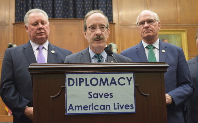 Le représentant Eliot Engel de New York lors d'une conférence de presse des Démocrates du comité des Affaires étrangères de la Chambre, critiquant les coupes proposées par l'administration Trump dans le budget réservé aux aides à l'étranger le 16 mars 2017. Autour d'Engel, Albio Sires du New Jersey, à gauche, et William Keating du Massachusetts. (Crédit : HFAC-Democrats) Le représentant Eliot Engel de New York lors d'une conférence de presse des Démocrates du comité des Affaires étrangères de la Chambre, critiquant les coupes proposées par l'administration Trump dans le budget réservé aux aides à l'étranger le 16 mars 2017. Autour d'Engel, Albio Sires du New Jersey, à gauche, et William Keating du Massachusetts. (Crédit : HFAC-Democrats)