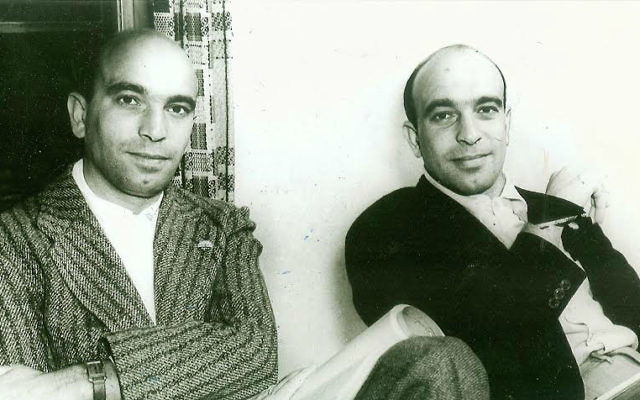 Julius, à gauche, et  Phil Epstein dans leur bureau des studios de la Warner Bros. à  Los Angeles. (Autorisation :  Leslie Epstein)
