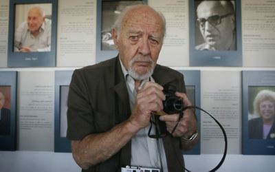 David Rubinger, le photographe de la nation d'Israël, en 2013. (Crédit : Miriam Alster/Flash90)