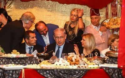 Le Premier ministre Benjamin Netanyau et son épouse Sara lors de la célébration marocaine juive de la Mimouna, à Or Akiva, le 21 avril 2014. (Crédit : Avishag Shaar Yashuv/Pool/Flash90)