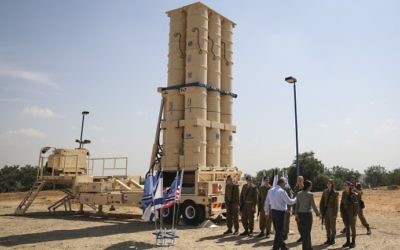 Susan Rice, alors conseillère nationale à la sécurité des Etats-Unis, devant les missiles Arrow 2 à la base Palmachim de l'armée de l'air israélienne, le 9 mai 2014. Illustration. (Crédit : Hadas Parush/Flash 90)