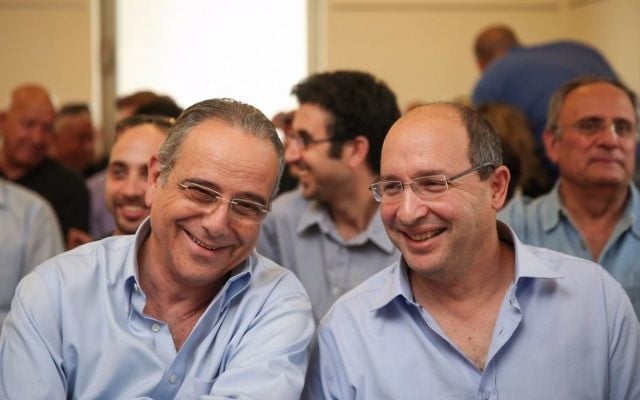 Avi Nissenkorn, à droite, le président de la Histadrout, et Shraga Brosh, syndicaliste patronal, le 11 mars 2015. (Crédit : Hadas Parush/Flash90) Avi Nissenkorn, à droite, le président de la Histadrout, et Shraga Brosh, syndicaliste patronal, le 11 mars 2015. (Crédit : Hadas Parush/Flash90)