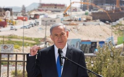 Le Premier ministre Benjamin Netanyahu pendant une visite dans le quartier de Har Homa, à Jérusalem Est, le 16 mars 2015. (Crédit : Yonatan Sindel/Flash90)