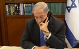 Le Premier ministre Benjamin Netanyahu au téléphone dans son bureau, à Jérusalem, le 28 avril 2015. Illustration. (Crédit : Amos Ben Gershon/GPO)