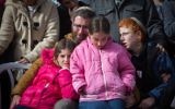 La famille de Dafna Meir pendant ses funérailles à Jérusalem, le 18 janvier 2016. (Crédit : Yonatan Sindel/Flash90)