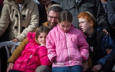 La famille de Dafna Meir pendant ses funérailles à Jérusalem, le 18 janvier 2016. (Crédit : Yonatan Sindel/Flash90)