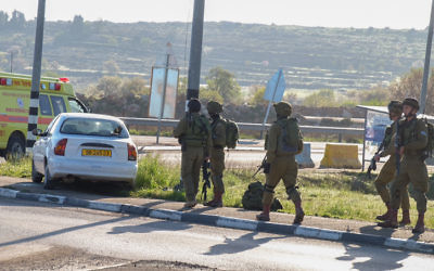 Forces de sécurité israéliennes sur les lieux d'une tentative d'attaque à la voiture bélier, dans le Gush Etzion, en Cisjordanie, le 4 mars 2016. Illustration. (Crédit : Gershon Elinson/Flash90)