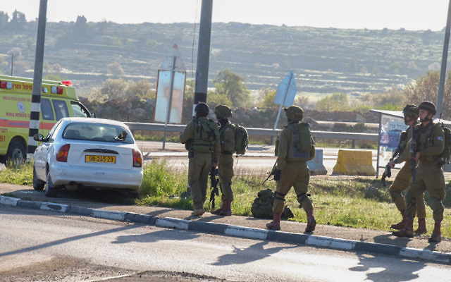 Forces de sécurité israéliennes sur les lieux d'une tentative d'attaque à la voiture bélier, dans le Gush Etzion, en Cisjordanie, le 4 mars 2016. Illustration. (Crédit : Gershon Elinson/Flash90)